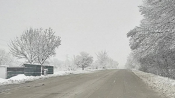 Сняг в 17 области, АПИ ограничи тирове и затвори път заради свлачище