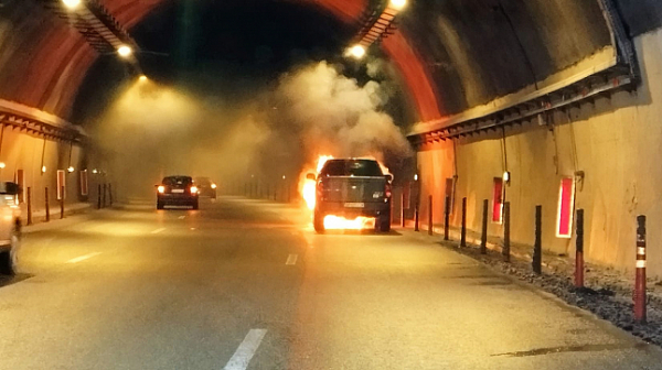 Кола се запали в тунел “Витиня”