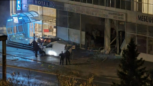 Зрелищна катастрофа в Търново, пиян шофьор помете спирка, две коли и се заби в магазин/снимки/