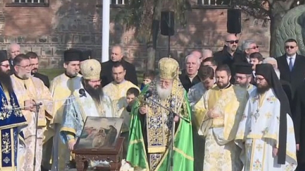 Патриарх Неофит поръси със светена вода бойните знамена на Българската армия