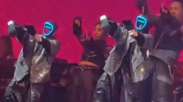 Шест танцуващи хуманоидни робота открадват шоуто на концерт в Китай
