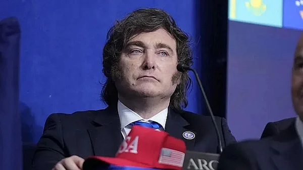 Президентът на Аржентина пее хит на Елвис пред Орбан на Съвета за мир