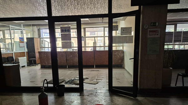 Пожар в НОИ, евакуираха 100 служители