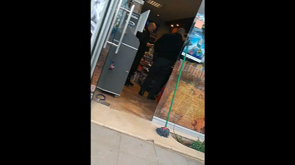 Видеоклип показва как полицаи пазаруват в магазин без маски в столицата