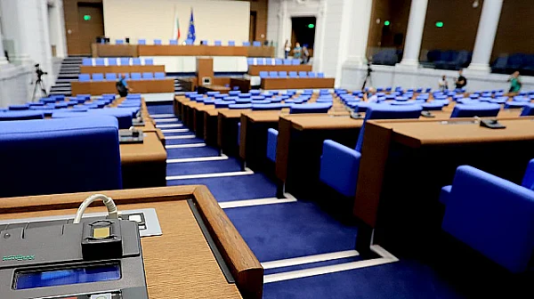 Парламентът почете жертвите на комунизма, БСП и Възраждане седяха в минутата мълчание