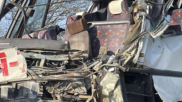 Челен сблъсък между камион и автобус с миньори край Нова Загора, има загинал
