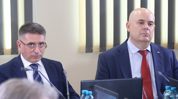 Адвокати: Оставки на Кирилов и Гешев, сезиране на Конституционния съд
