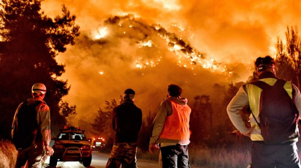 Пожари бушуват в Халкидики, в битката с огъня се включиха и пожарникари от България