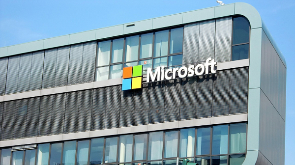 Шамарът на Microsoft: Защо избраха Гърция пред България?