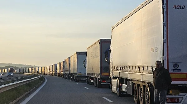 Километричен хаос на „Марица“: Опашката от тирове е над 35 километра