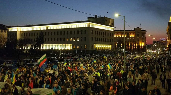Снощи бяха хиляди на площада за Украйна,  но БНТ пак се о..а