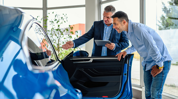 Скок в продажбите на нови коли в България, изостават електромобилите