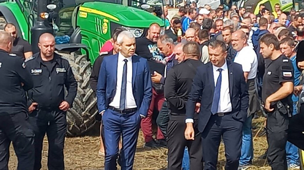 Земеделците изгониха Костадин Костадинов от протеста