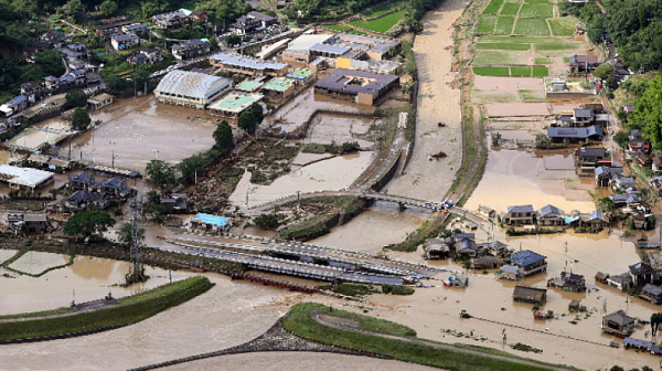 Двама са удавени и 13 са безследно изчезнали при проливните дъждове в Япония