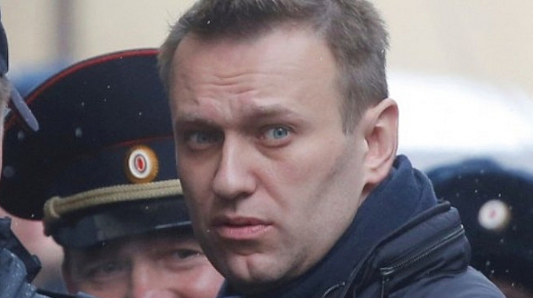 Задържаха човек на Навални и го пратиха го войник
