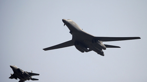 Два американски бомбардировача В-52 изправиха на нокти хората в Хасково