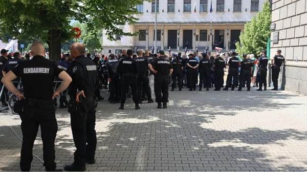 Починалият полицай, охранявал НС, е брат на кмета на село Бистрица
