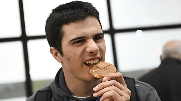 „По-щастлив съм на българска земя“: Олимпийският бронз на Тервел Замфиров се прибра у дома