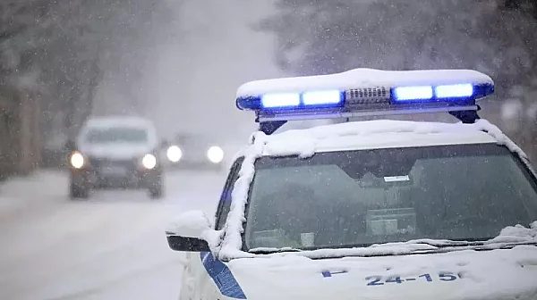 Автобус с 25 души закъса край Свищов, грешен сигнал обърка спасителите