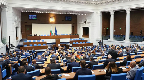 Обрат! Депутатите остават с охрана след второ четене