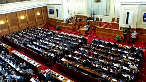 Депутатите свикват извънредно заседание във вторник