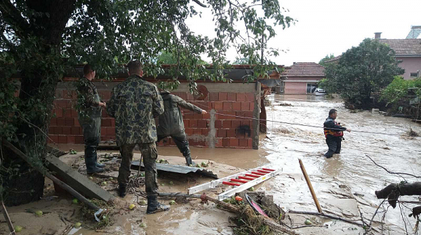Четвърти ден след потопа в Карловско: Ситуацията остава тежка, все още няма ток и вода