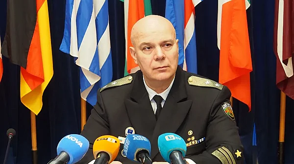 ВМС: Няма шанс за оцелели от потъналия риболовен кораб