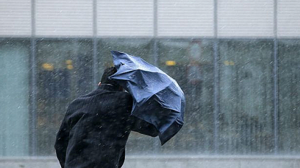 Дъждовна събота, на места 50-60 литра