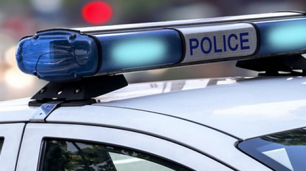 На пътя: 14 автобусни пътници на ръба на дере, 16-годишен без книжка се бори за живота си