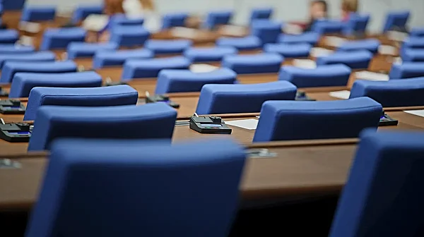 Парламентът даде отсрочка на служебната власт: Без въпроси към министрите днес
