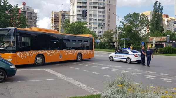 Счупиха с камък стъкло на автобус с пътници в Перник