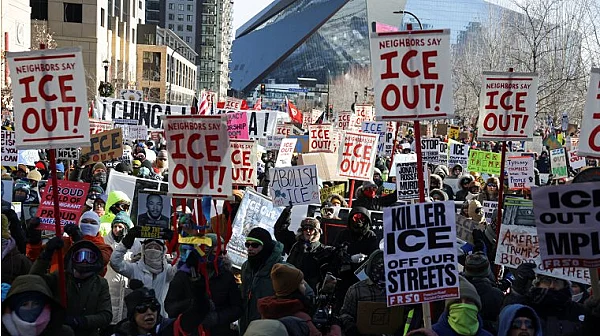 Смъртоносни стрелби и въоръжени агенти: Протести и ученически бунт срещу ICE в САЩ