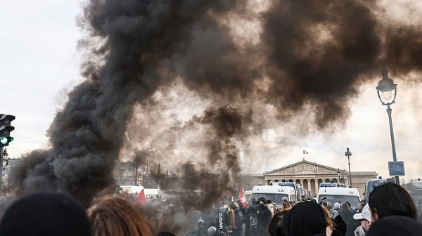 Протестиращи във Франция: Макрон, отрязахме главата на Луи XVI, можем да започнем отначало
