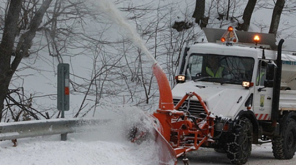 608 снегопочистващи машини работят в страната