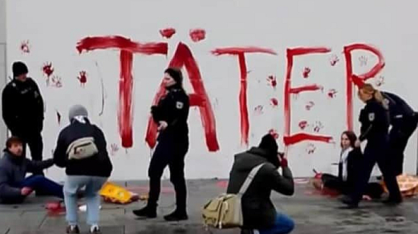 В Берлин пропалестински активисти омазаха фасадата на канцлерския кабинет.