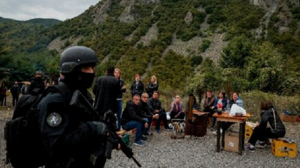 Високо напрежение: 11 дни продължава блокадата между Сърбия и Косово
