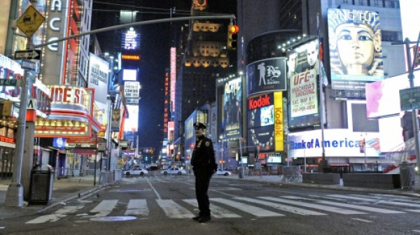 Експлозии разтърсиха ”Таймс скуеър” в Ню Йорк /видео/