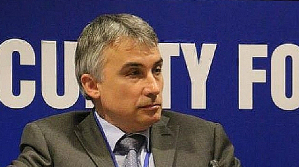 Петков-Василев вече не са партия-чадър, късият фитил на Слави, Борисов с евроатлантическо намигване, ”Възраждане” буксува