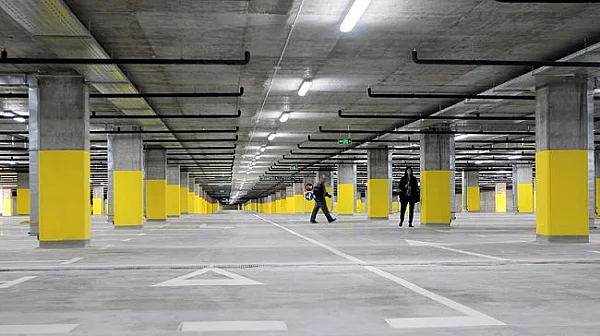 От 1 лев на 2 евро: Два основни буферни паркинга в София вече са платени