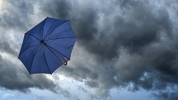 Не излизайте без чадър: Хладно, ветровито и дъждовно време днес