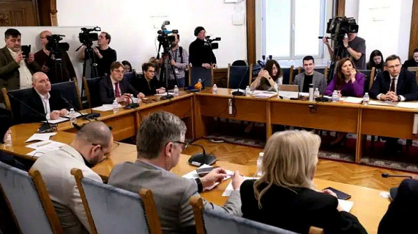 Правната комисия в парламента наложи скенерите за бюлетини след 13 часа заседание