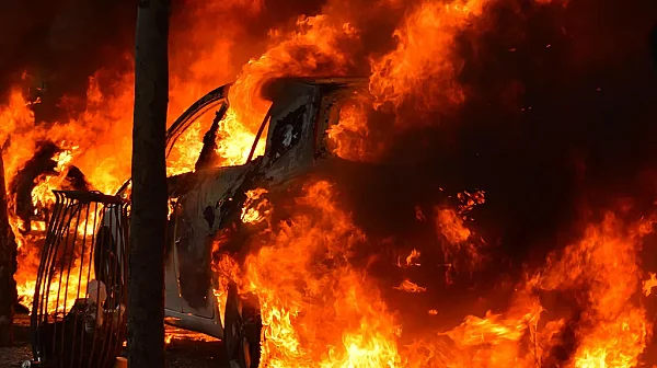 Над 50 автомобила изгоряха при пожар в автоморга в Хасково