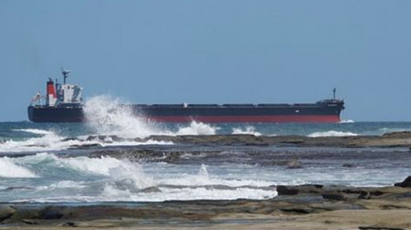 Танкер от руския сенчест флот, ударен от Украйна,  бедства край Ахтопол