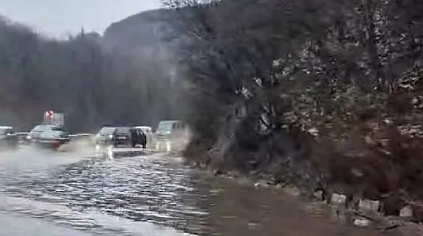 Воден потоп: Пътят край Владая се превърна в река