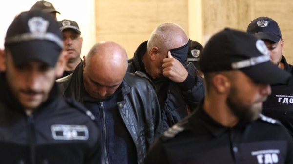 Инспекторите от ДАИ, искали подкуп от екипа на Роби Уилямс, излязоха под гаранция