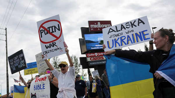 „Аляска е с Украйна!“ Протести посрещат Путин и Тръмп