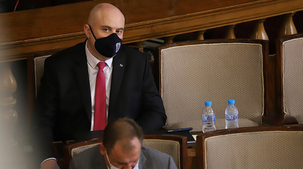 Гешев атакува пред КС правото на депутатите да го викат в НС