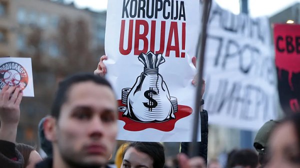 Предсрочни избори в Сърбия след година протести, водени от студенти