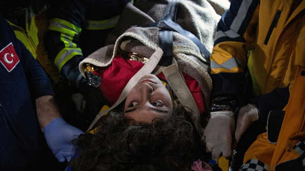 33 хиляди надхвърли броят на жертвите на земетресението в Турция и Сирия