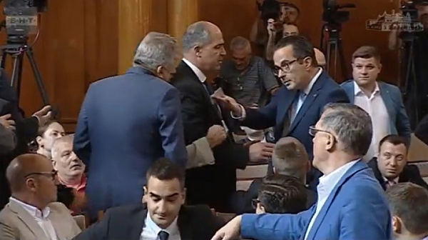 Безредици в парламента, в епицентъра отново са ПП и „Възраждане“: Митев напсувал Ганев на майка